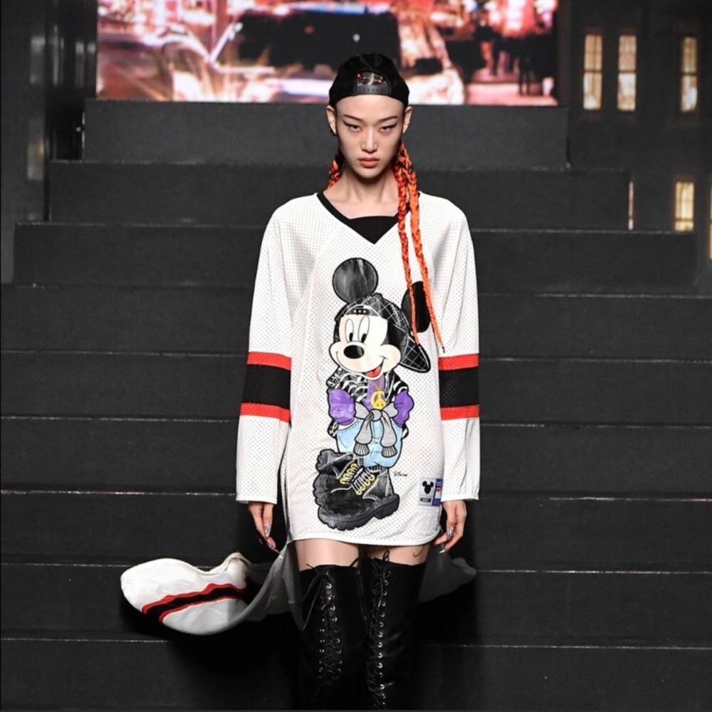 MOSCHINO [TV] H&M. Oversized, V-neck Mesh Top